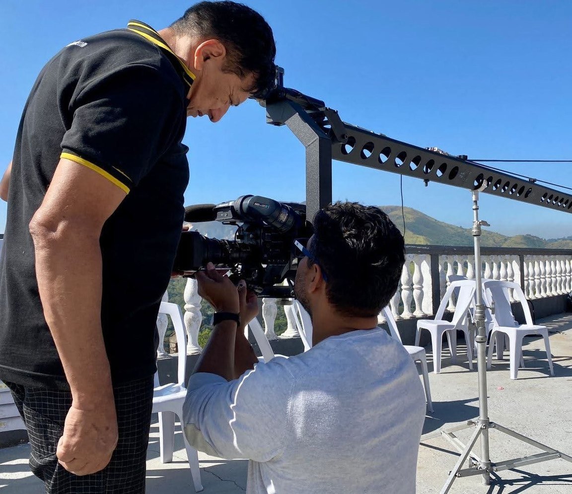 Equipe prepara uma câmera para uma gravação externa